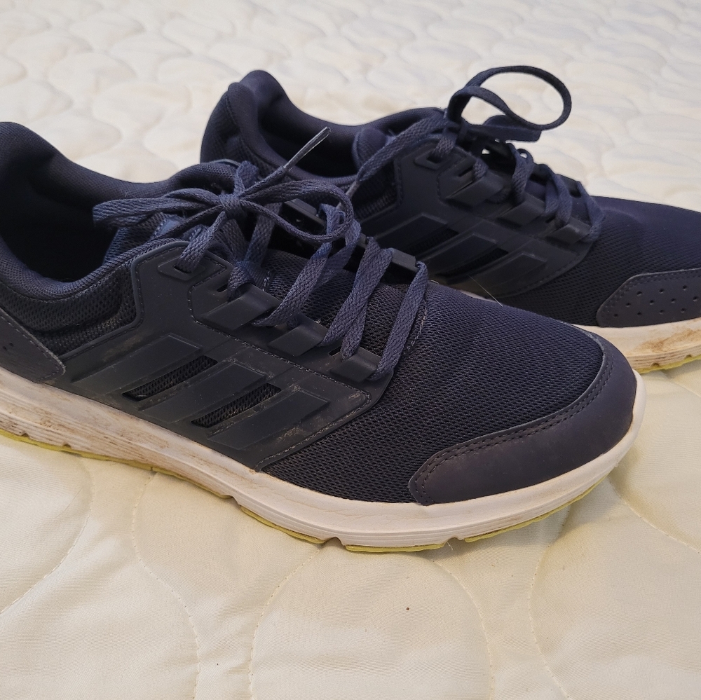 Adidas tennis shoes men's size 9